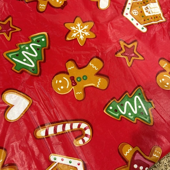 Christmas Holiday Decor tablecloth Red Snowflakes Gingerbread Men Cookies - Picture 3 of 4